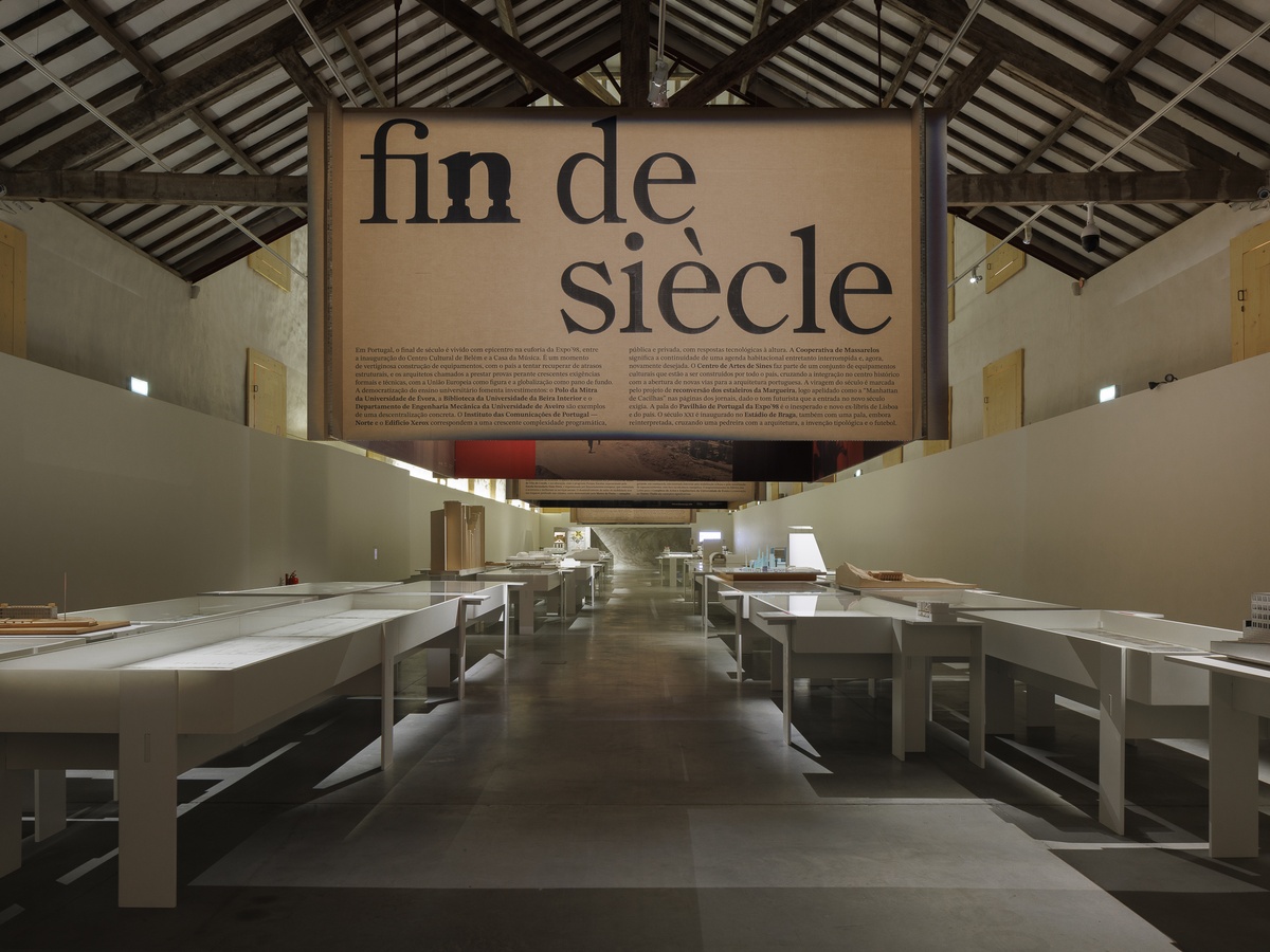 Exposição "O que faz falta. 50 anos de arquitetura portuguesa em democracia"