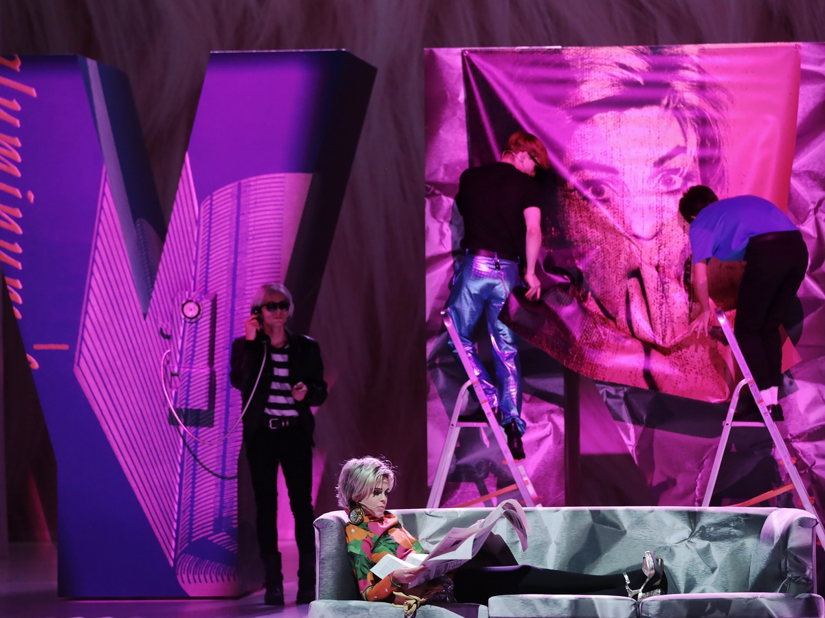 Decoração cenográfica “Trouble”