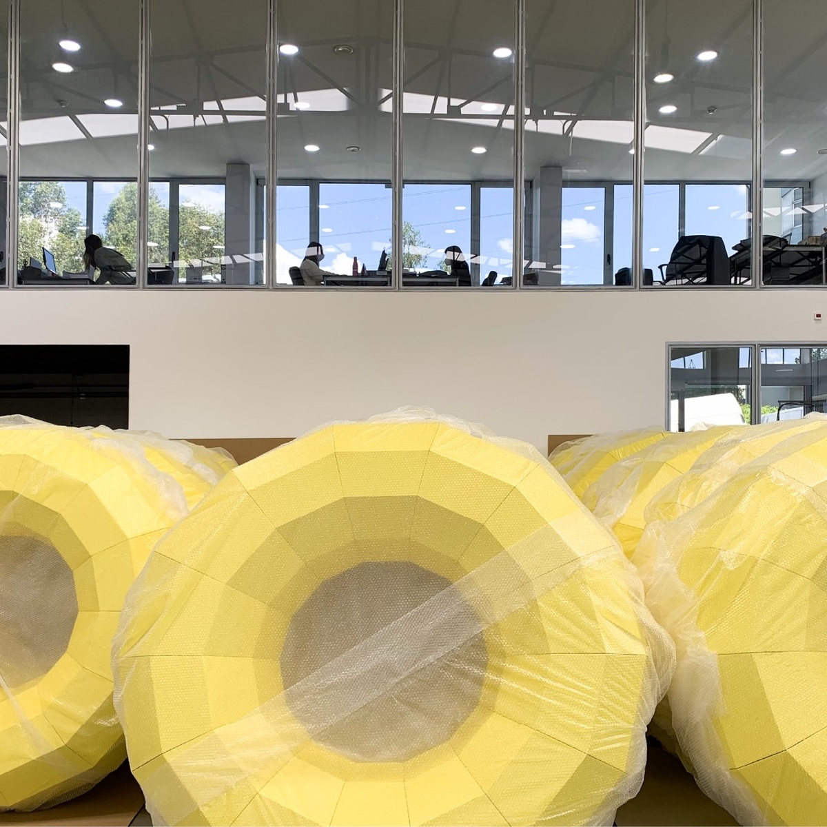 Boias de grande formato produzidas em cartão para campanha em ponto-de-venda Boias de grande formato produzidas em cartão para campanha em ponto-de-venda